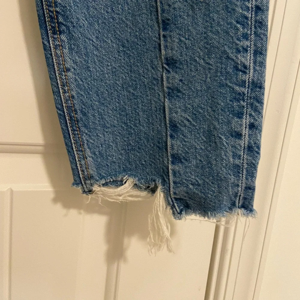 EUC American Eagle women’s medium wash distressed hem‎ short jeans size 4 - Picture 4 of 8